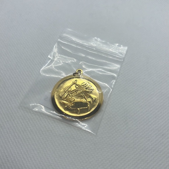 MUSICAL INSTRUMENT PENDANT CHARM GOLD TONE, PIANO, VIOLIN, SAXOPHONE, NOTES - Picture 12 of 13